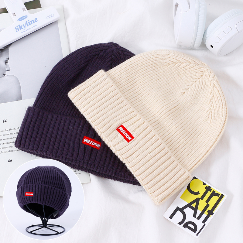 قبعة محبوكة بحرف مناسبة للكبار