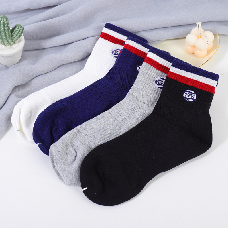 جورب رجالي بطول متوسط مطرّز بعام 1977 (قطعة واحدة)