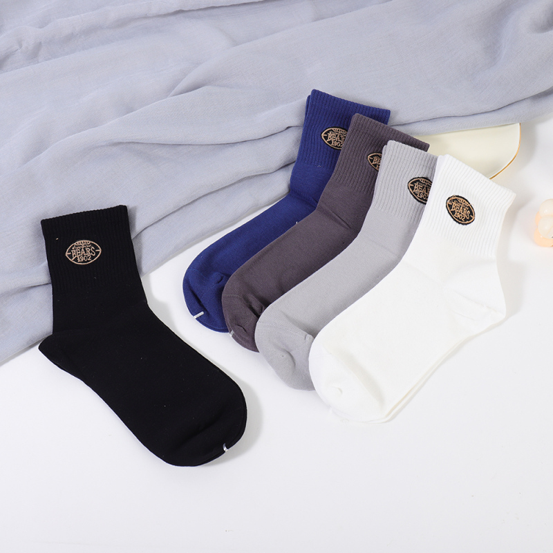 جورب رجالي بطول متوسط مطرّز بالحروف (قطعة واحدة)