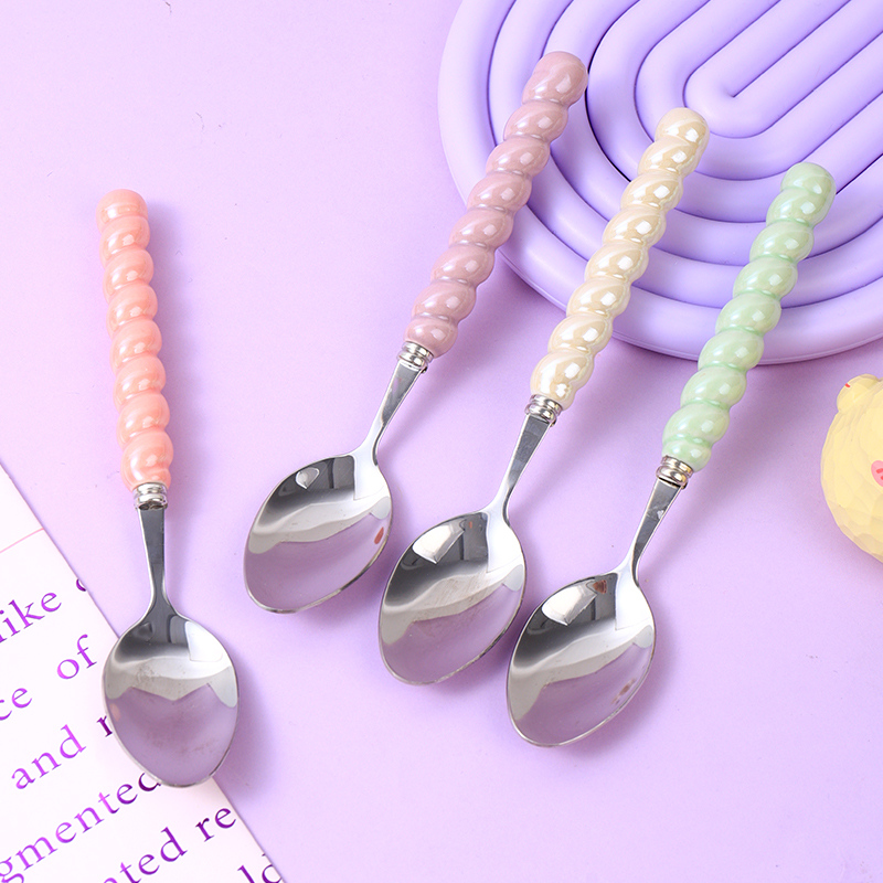 ملعقة إبداعية بتصميم اللؤلؤ