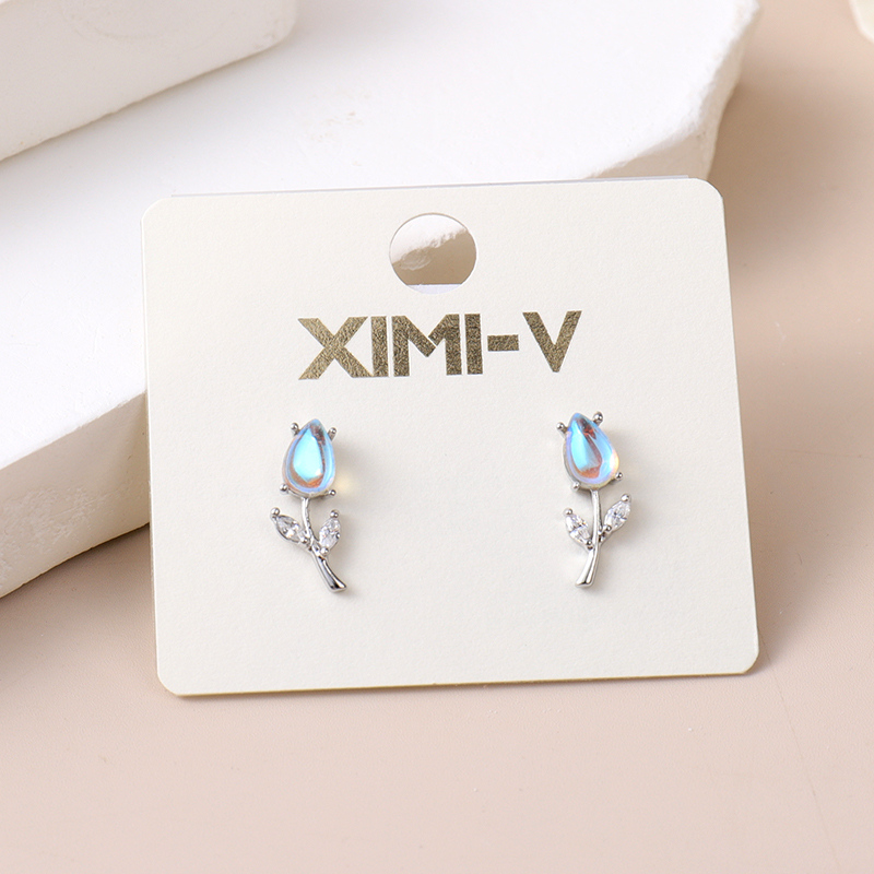 أقراط تثبيت مطلية بالفضة بتصميم وردي يناسب جميع الإطلالات