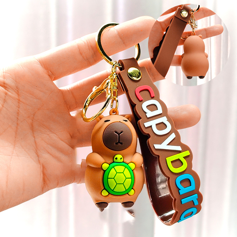سلسلة مفاتيح الكابيبارا ممسكة سلحفاة كبيرة