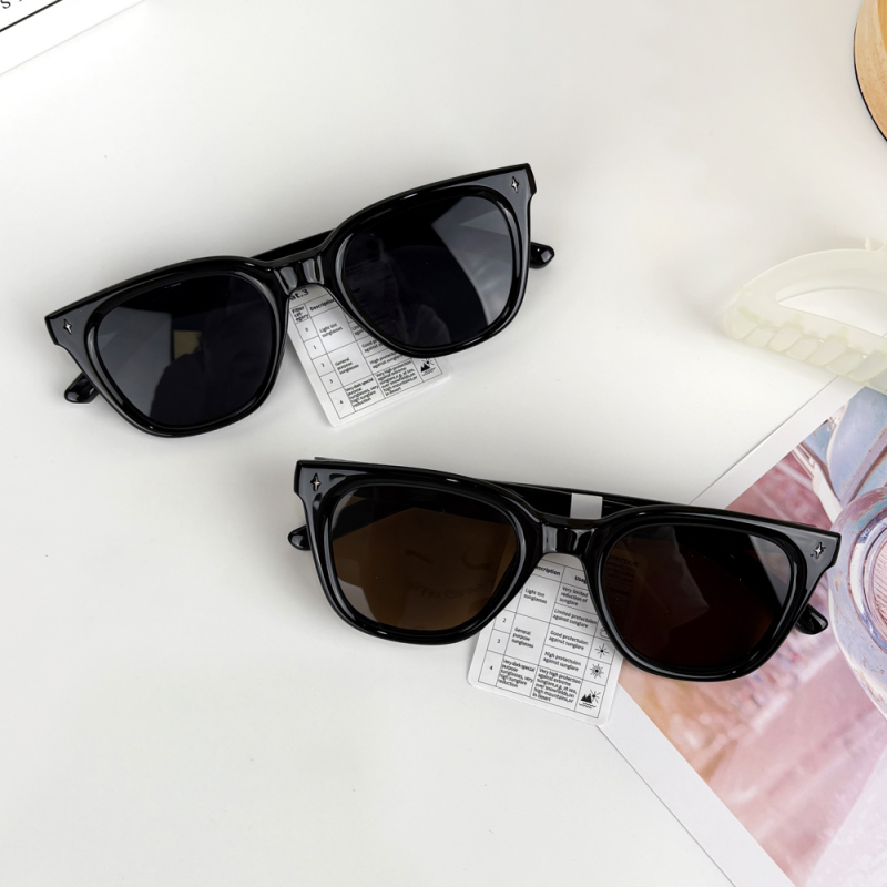 نظارات شمسية موحدة الإطار للنساء