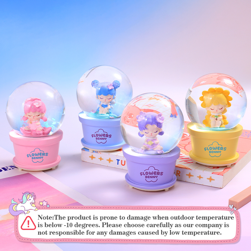 كرة كريستال خيالية في أصيص نبات BS074