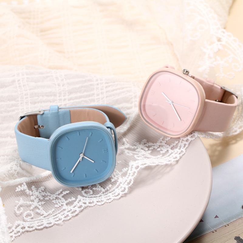 ساعة مربعة بسيطة تناسب جميع الإطلالات