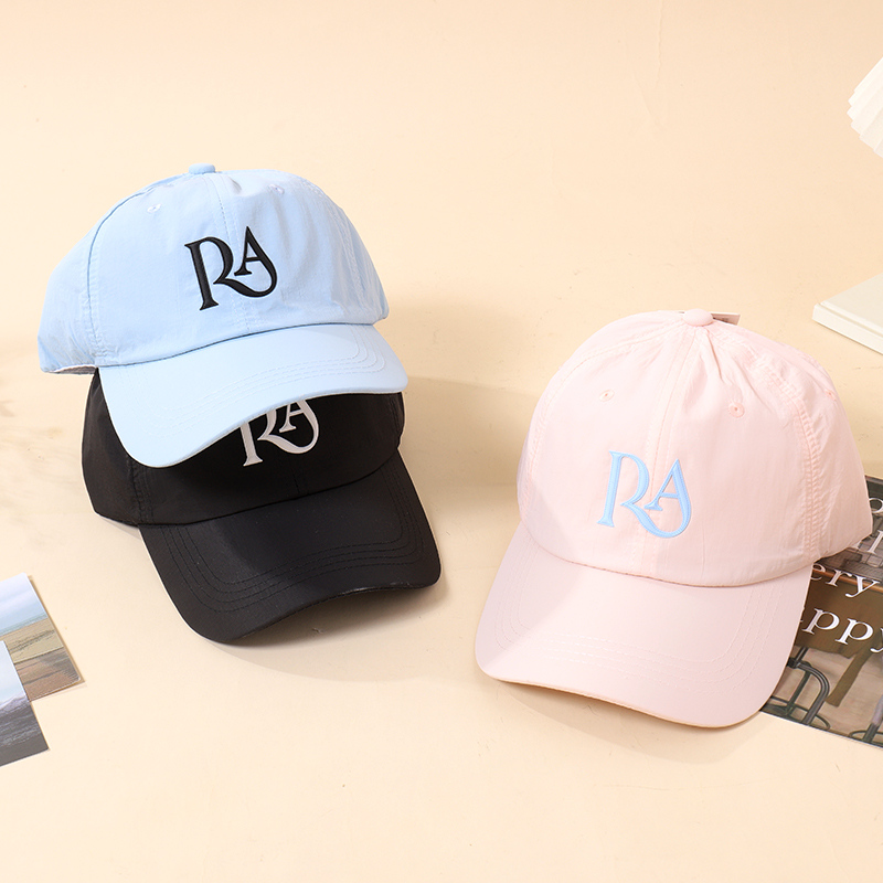 قبعة بيسبول بأحرف عصرية