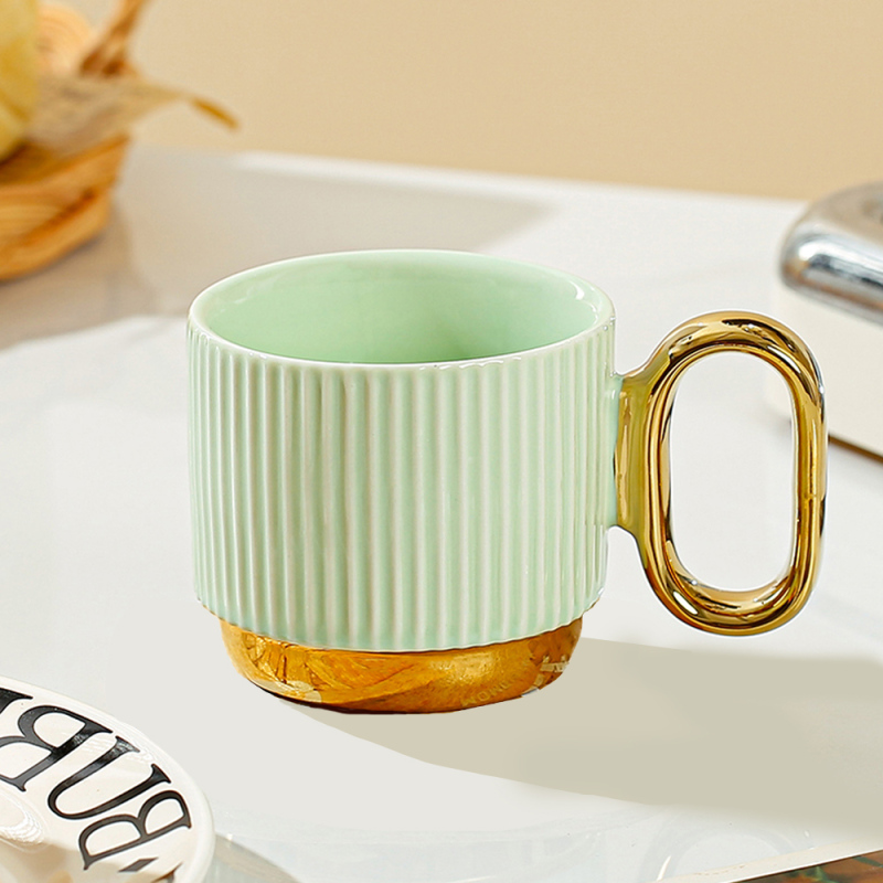 كوب سيراميك مخطط فاخر مطلي بالذهب (أخضر)