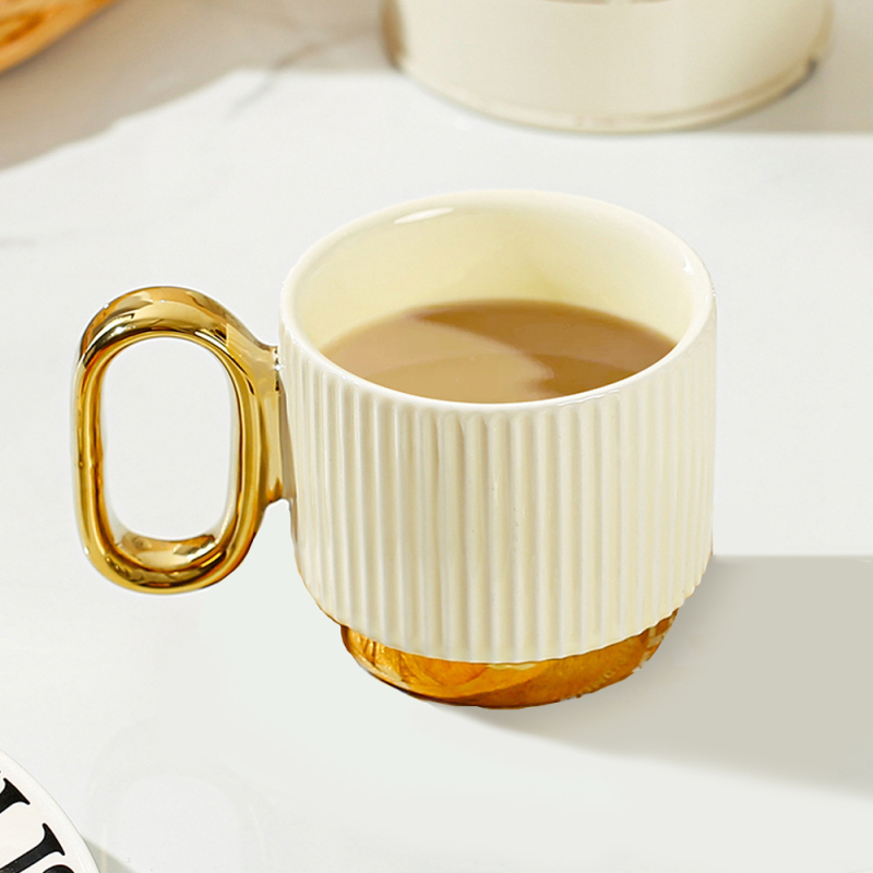 كوب سيراميك مخطط فاخر مطلي بالذهب (بيج)