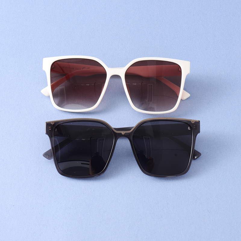 نظارات شمسية نسائية بإطار مربع بسيط أنيق