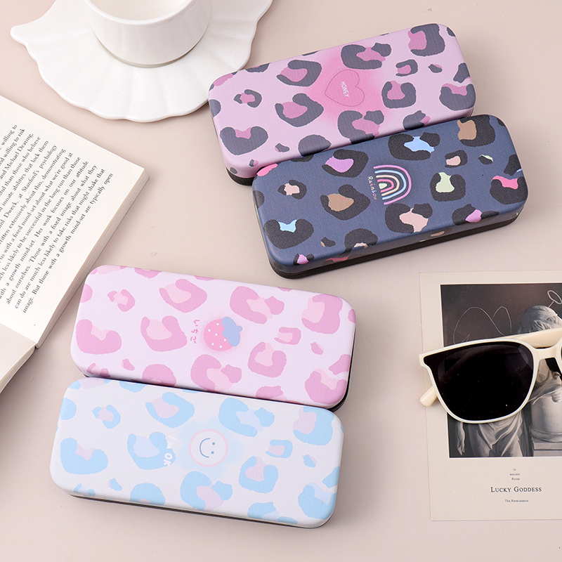 علبة نظارات بطبعة فهد منعشة