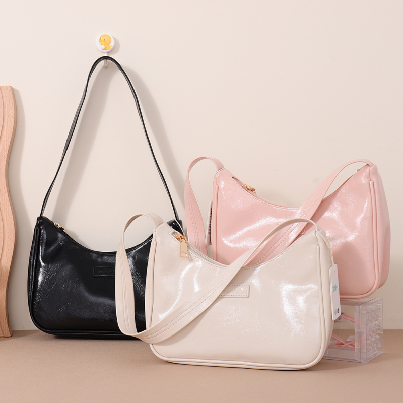 حقيبة كتف لامعة كريمية عصرية