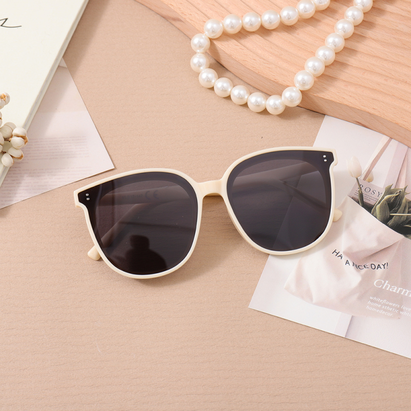 نظارات شمسية نسائية بإطار كبير ترندي (بيج)