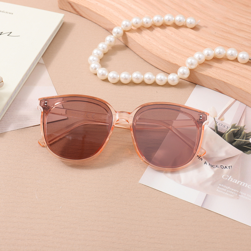 نظارات شمسية نسائية بإطار كبير ترندي (وردي)