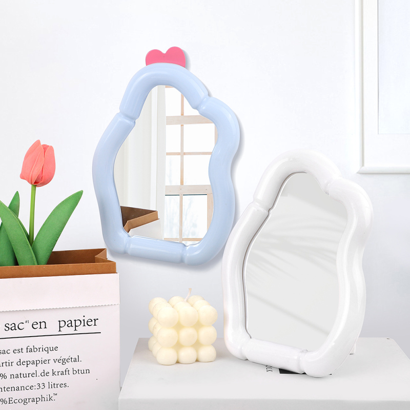 مرآة مكتب بشكل خاص بسيطة