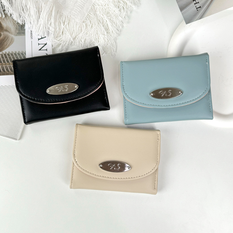 محفظة نسائية ثلاثية الطي ببطاقة فضية أنيقة