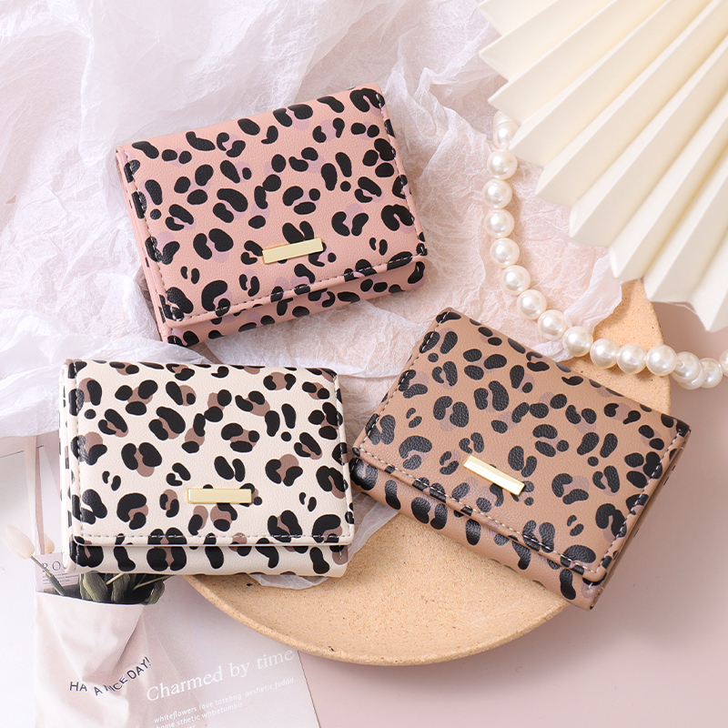 محفظة نسائية ثلاثية الطي بنقشة فهد ناعمة وملصق ذهبي