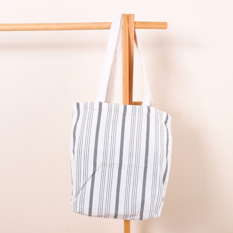 حقيبة كانفاس عمودية بنمط الشمال البسيط (بيضاء)