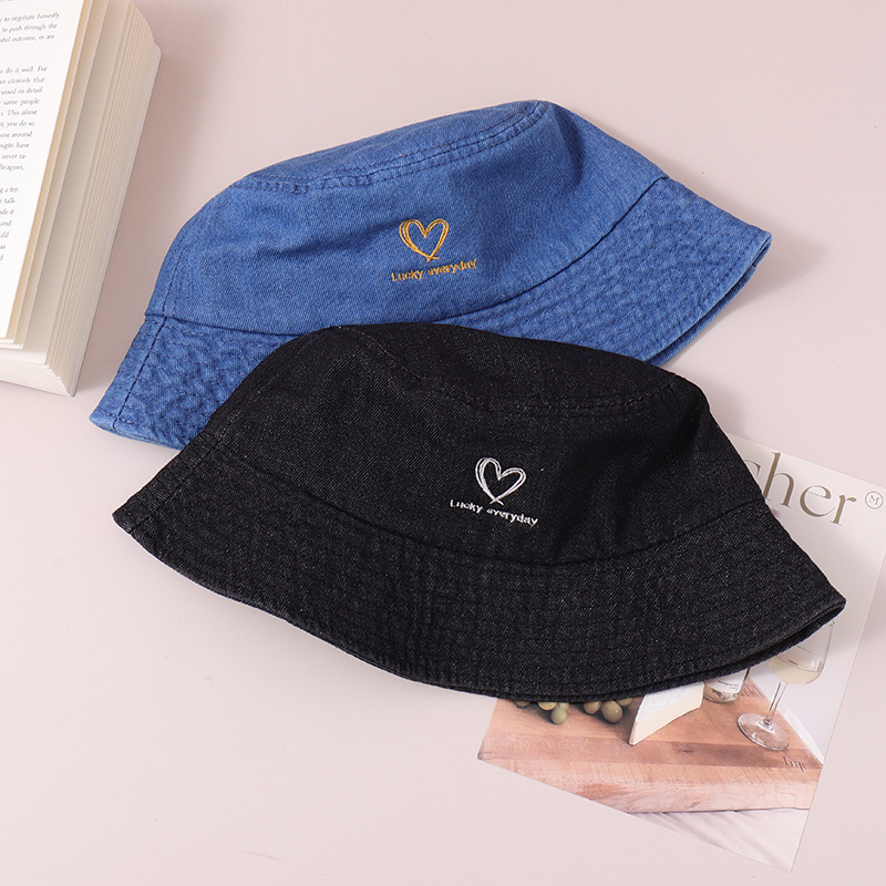 قبعة كاوبوي عصرية بحرف الحب