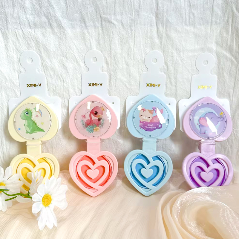 فرشاة شعر محمولة على شكل قلب مع مرآة