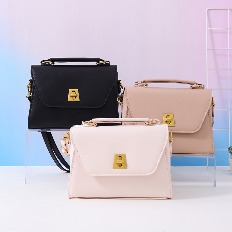 حقيبة كتف محمولة بإبزيم ذهبي وملمس بسيط