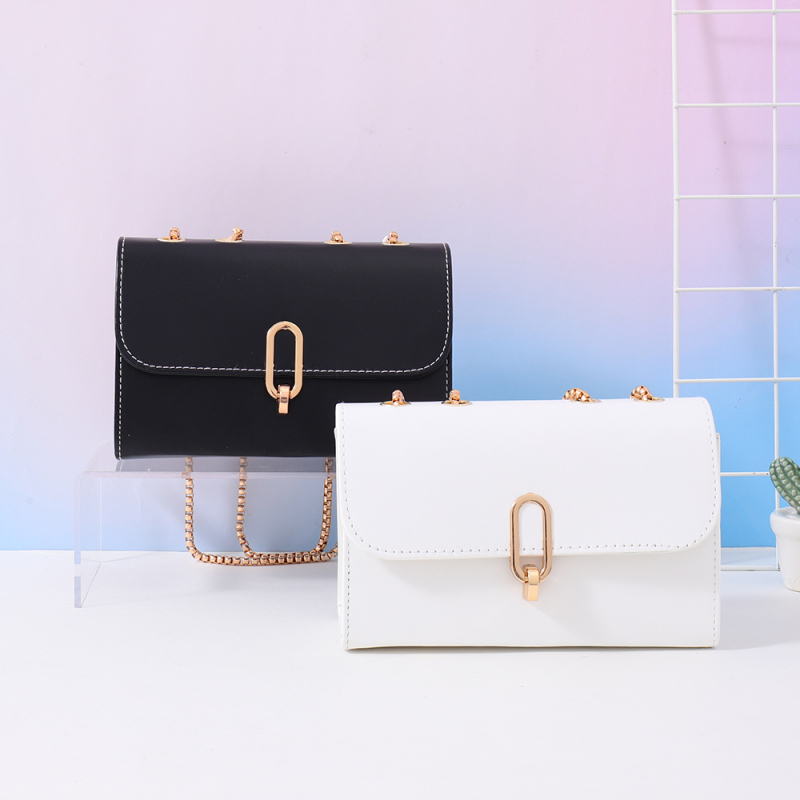 حقيبة كتف بغطاء بإبزيم ذهبي بسيط