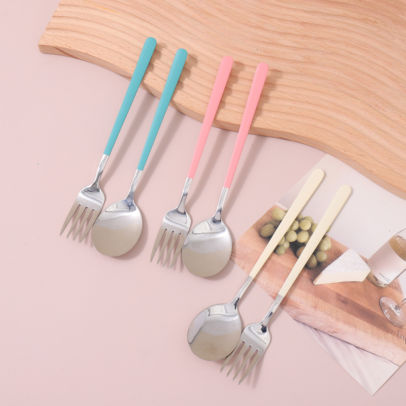 طقم شوكة وملعقة بسيط وشعبي