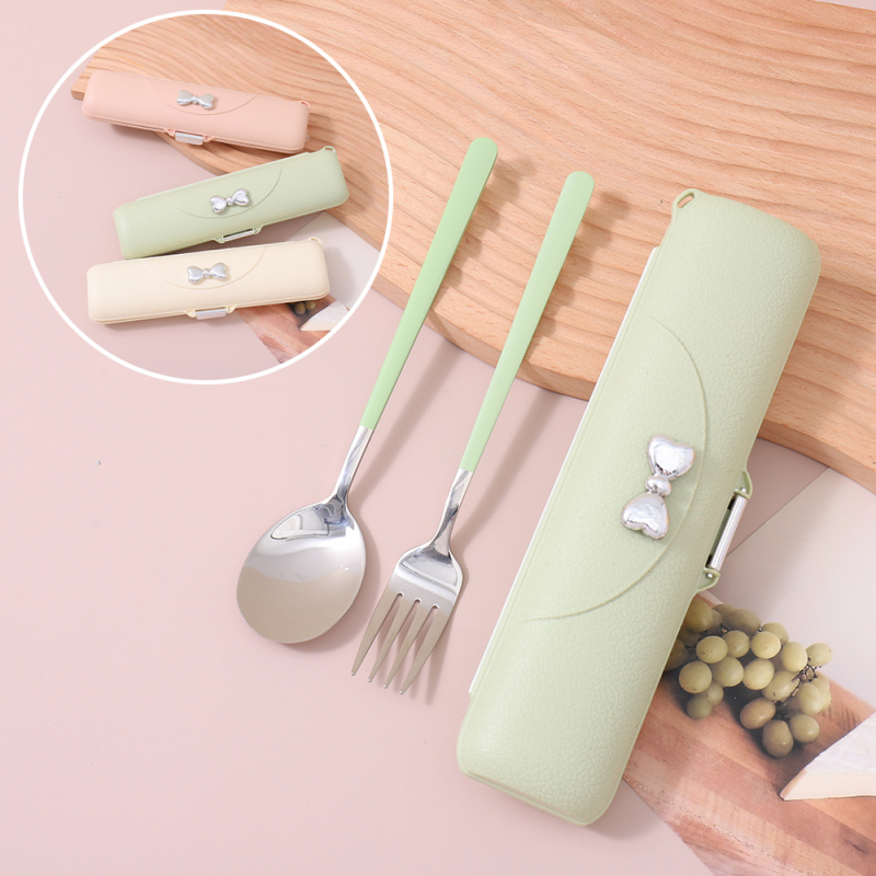 طقم شوكة وملعقة محمول بعقدة أنيقة