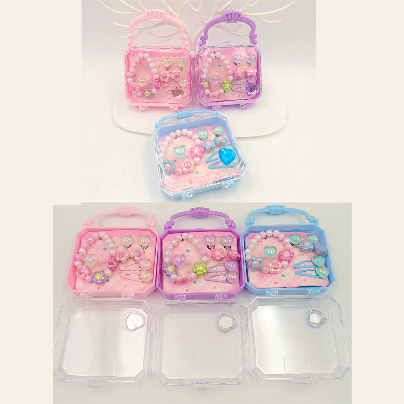 طقم مجوهرات في علبة مربعة محمولة