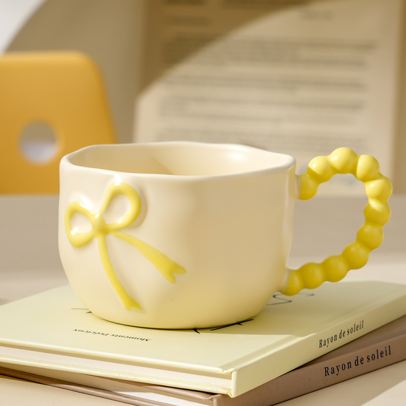 كوب سيراميك كريمي بعقدة فراشة (بيج)