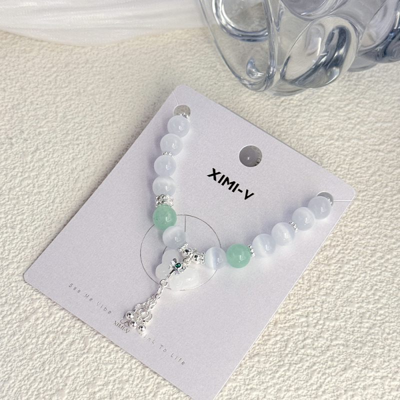 سوار خرز مع تعليقة رقيقة