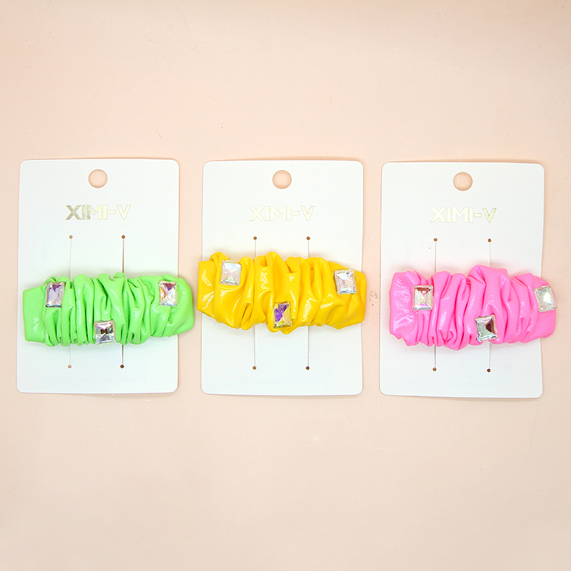 مشبك شعر لامع بأسلوب الدوبامين