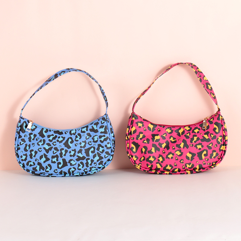 حقيبة كتف تحت الإبط بطبعة فهد ساخن