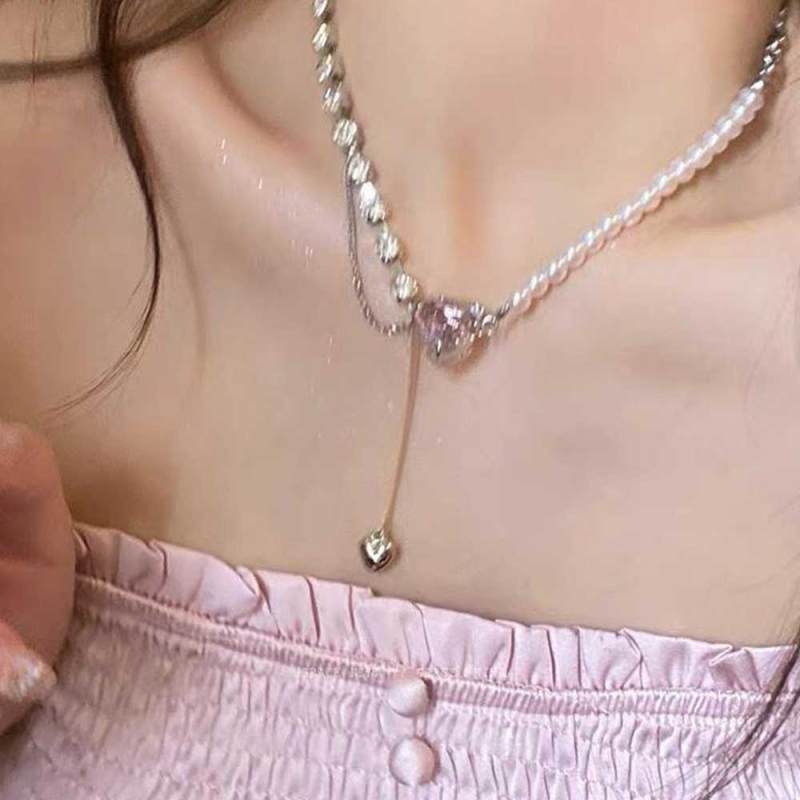 عقد نسائي مدمج