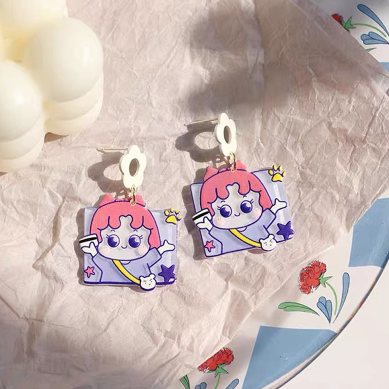 أقراط مسمار فتاة لطيفة