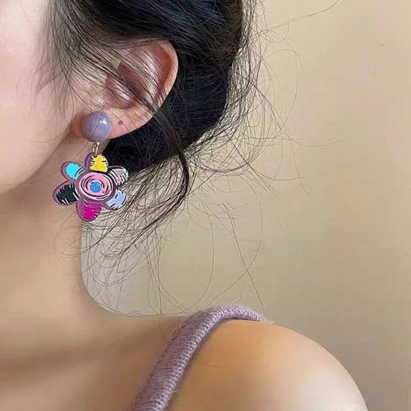 أقراط مسمار على شكل زهرة ملونة