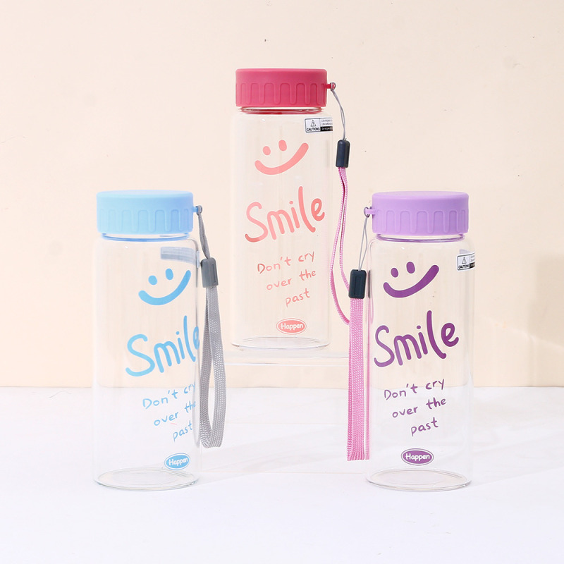 كوب زجاجي محمول بوجه مبتسم