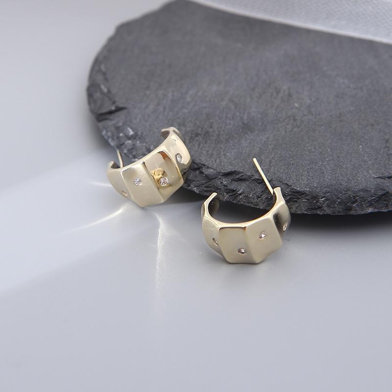 أقراط حجرية معدنية