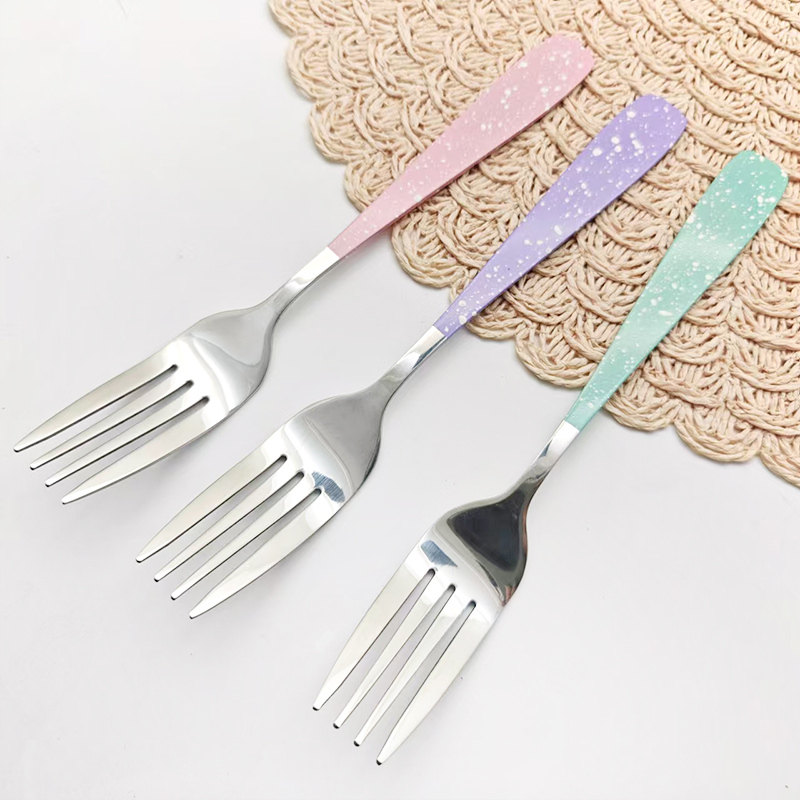 شوكة بنمط سماء مرصعة ملونة بمقبض مربع