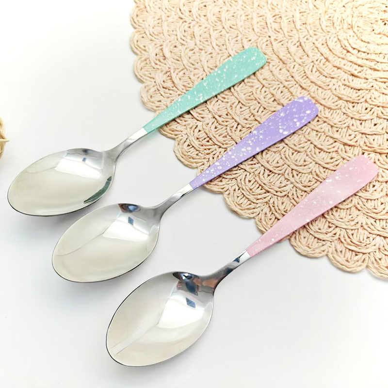 ملعقة بنمط سماء مرصعة ملونة بمقبض مربع